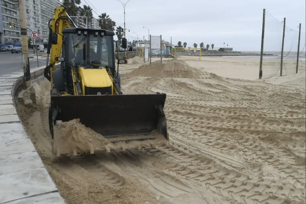 La IMM remueve la arena para evitar fugas hacia la Rambla