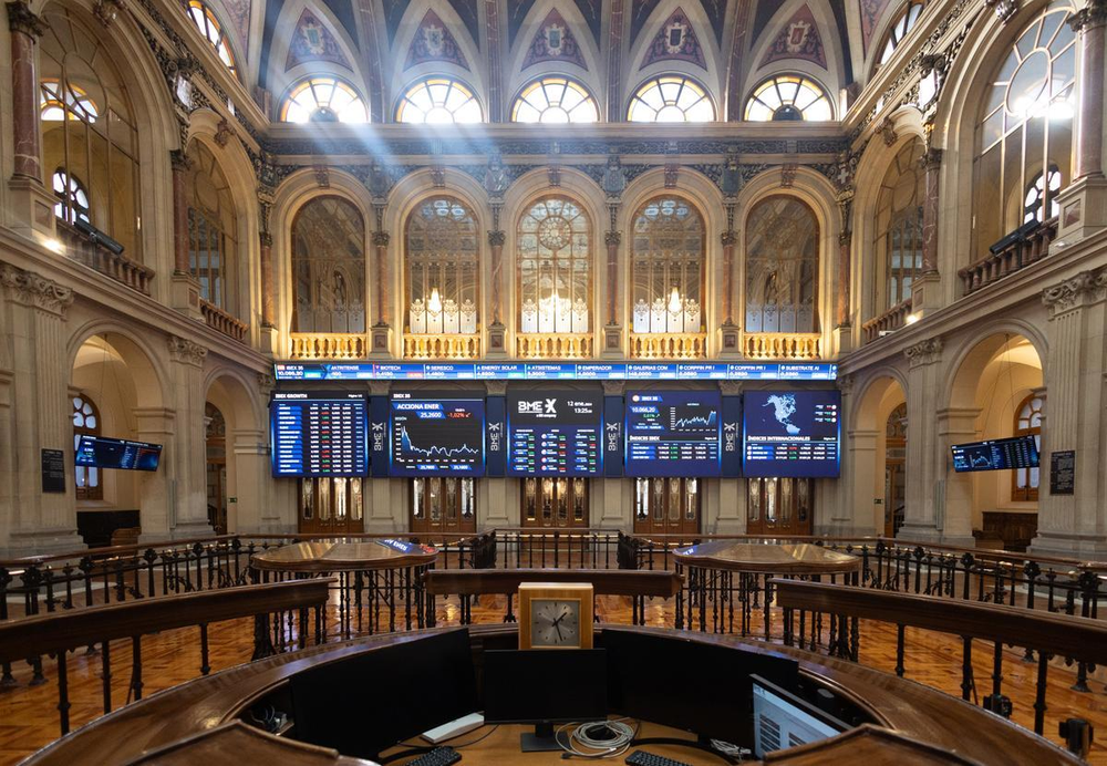 Interior del edificio de la Bolsa de Valores de España.