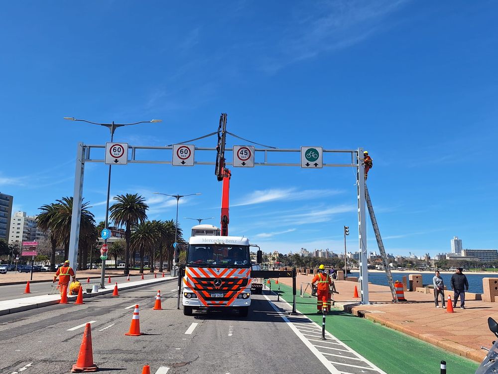 Los nuevos carteles que indican las velocidades máximas en cada carril de la Rambla