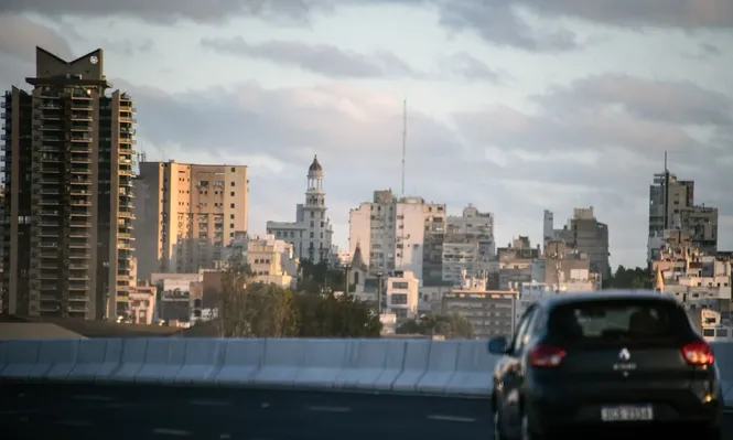 Vista de la ciudad de Montevideo desde el Puente de la Accesos de Montevideo.