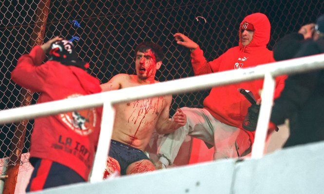 A varios hinchas chilenos los golpearon y les robaron la ropa