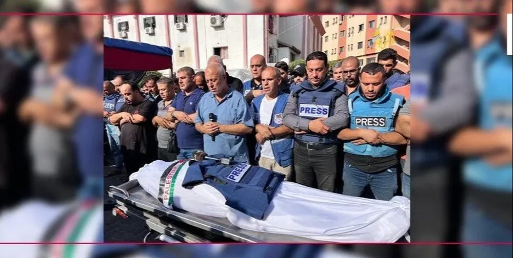 Velatorio de un periodista muerto en Gaza, principal foco de peligro profesional en la actualidad.