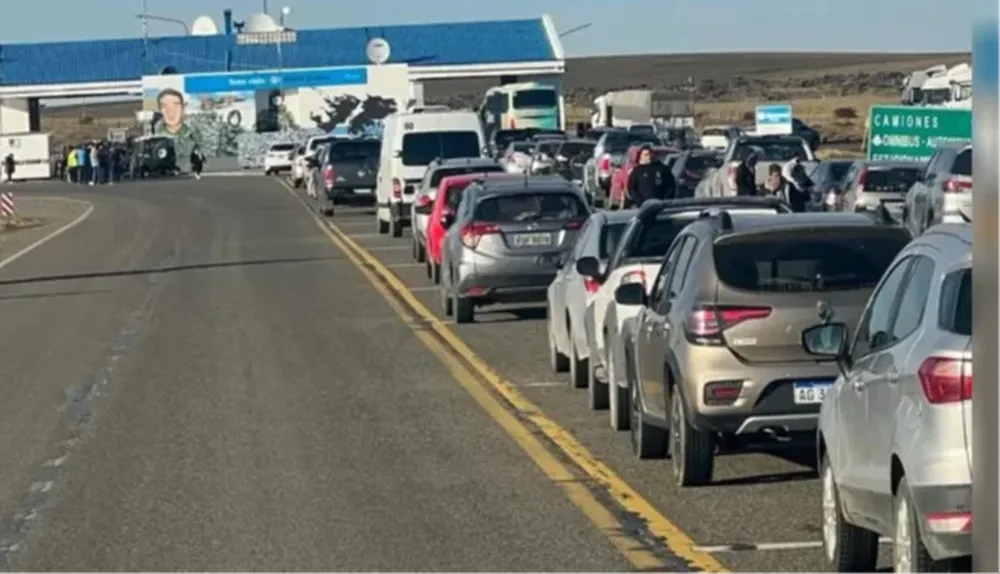 Semana Santa: largas colas en la frontera con Chile por el regreso de miles de argentinos