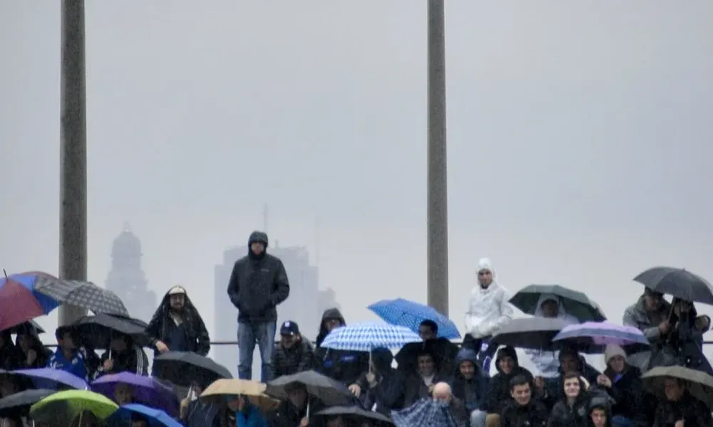 El invierno afloró por Montevideo y los hinchas de Defensor, que fueron al Capurro, lo padecieron.