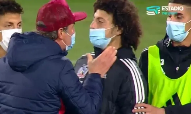 El zaguero uruguayo Maximiliano Falcón, de Colo Colo, en una nueva polémica en el fútbol de Chile