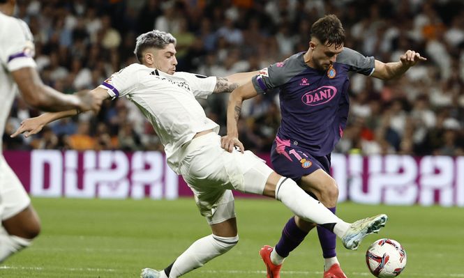 Federico Valverde disputa el balón ante el delantero del Espanyol, Pere Milla