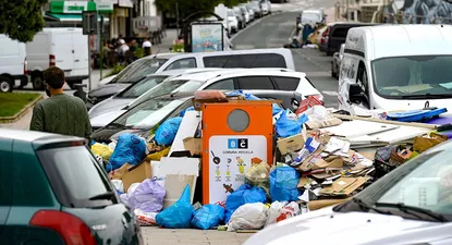 Basura amontonada junto a los contenedores durante la huelga de basuras en A Coruña