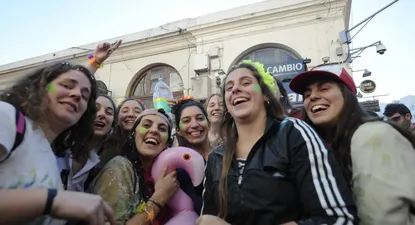 los egresados medicos celebraron con el ojo supervisor de la intendencia