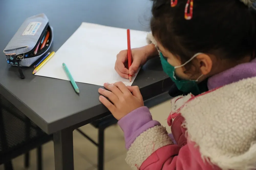 Alumnos reciben la noticia de que no deberán usar tapabocas en el aula