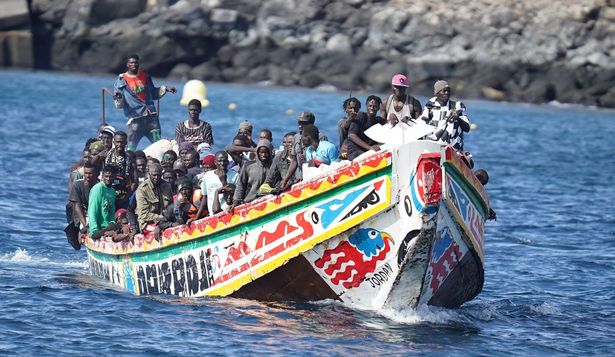 Llegada de un cayuco con unas 170 personas migrantes a bordo al puerto de La Restinga, en la isla de El Hierro