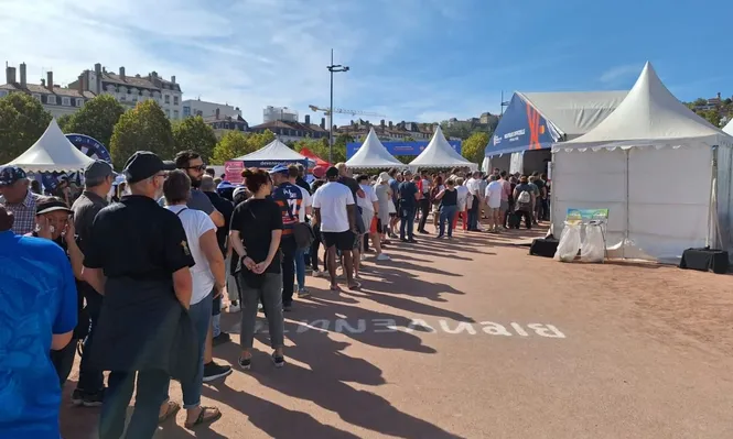 Mucha gente en la Fan Zone de Lyon