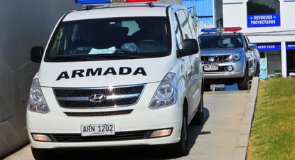 dos funcionarios de la armada fueron detenidos luego de protagonizar disturbios en kiyu