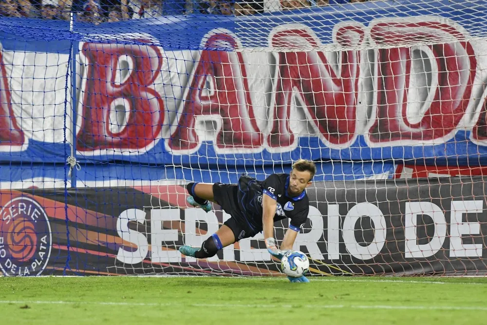 Leonardo Burián atajando un penal ante Nacional