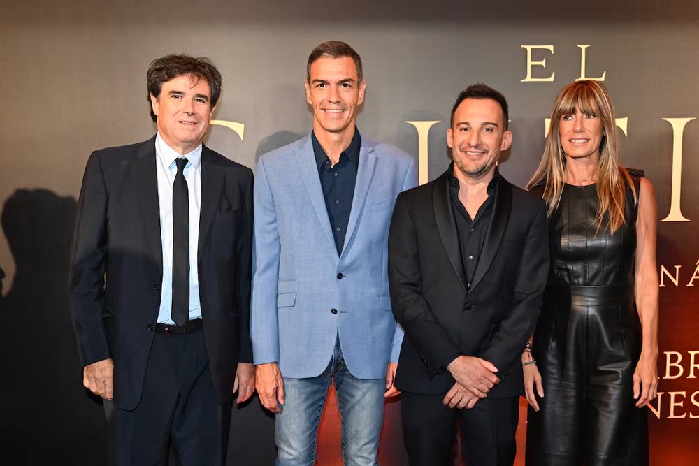 El productor Fernando Bovaira, el presidente del Gobierno, Pedro Sánchez, el director Fernando Amenabar, y Begoña Gómez.
