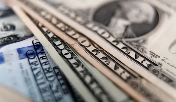 En una semana corta, el dólar retrocedió 3,32% y supera apenas los $ 43
