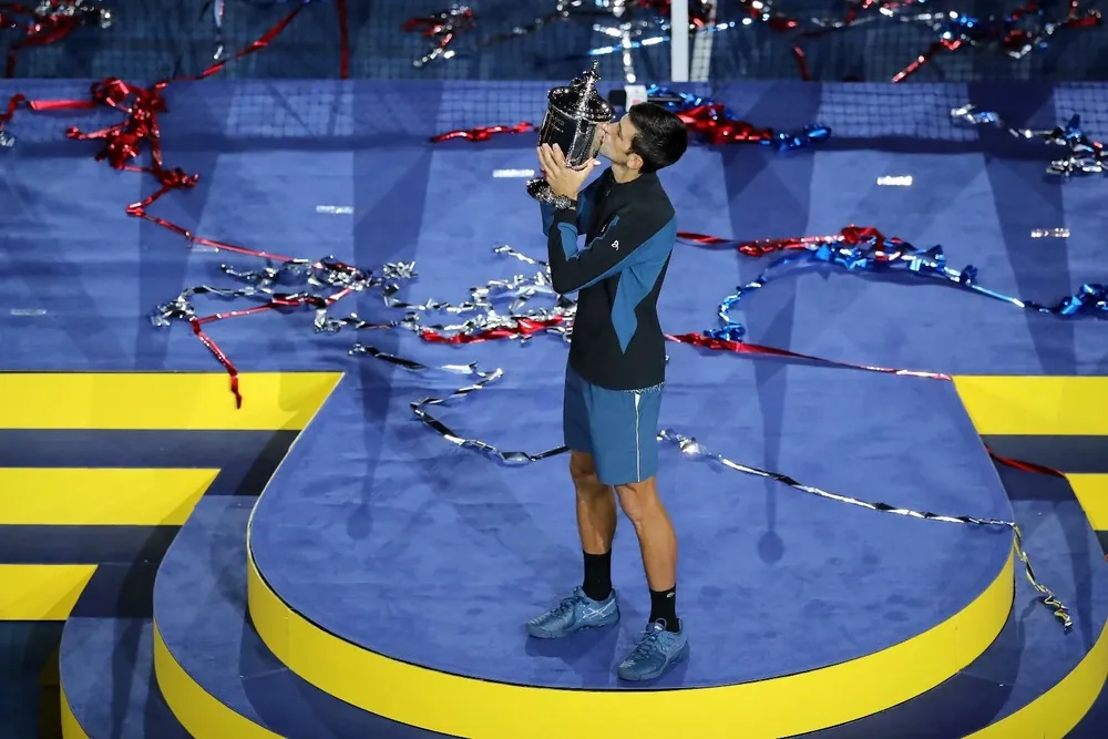 Djokovic con el trrofeo del US Open, su Grand Slam número 14