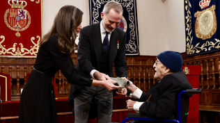 Los reyes Felipe VI y Letizia entregan el premio Cervantes a Álvaro Pombo.