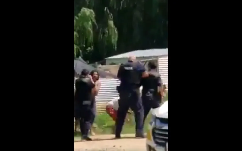 Un policía disparó con una escopeta con munición no letal y tres mujeres fueron heridas en Malvín Norte