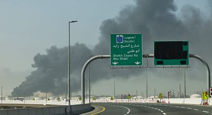 na columna de humo se eleva desde el puerto de Jebel Ali tras un presunto ataque iraní en Dubái.