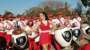 La vedette y la cuerda de tambores de la comparsa Hechiceros este domingo en Montevideo.
