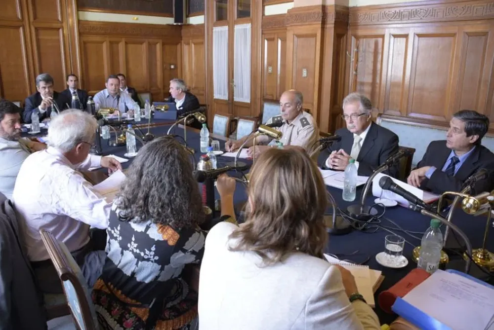 Ministro Menéndez fue convocado a la comisión de Defensa del Senado