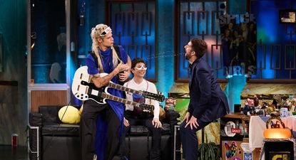 Ca7riel, Paco Amoroso y David Broncano en La Revuelta.