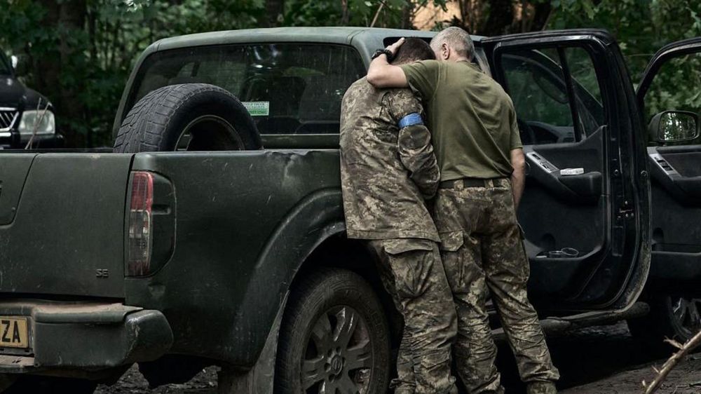 Un soldado ucraniano consuela a un compañero durante los combates en Kursk.