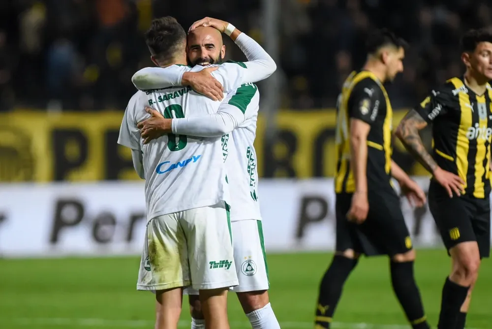 Una postal del final del partido: Plaza festeja y Peñarol sufre