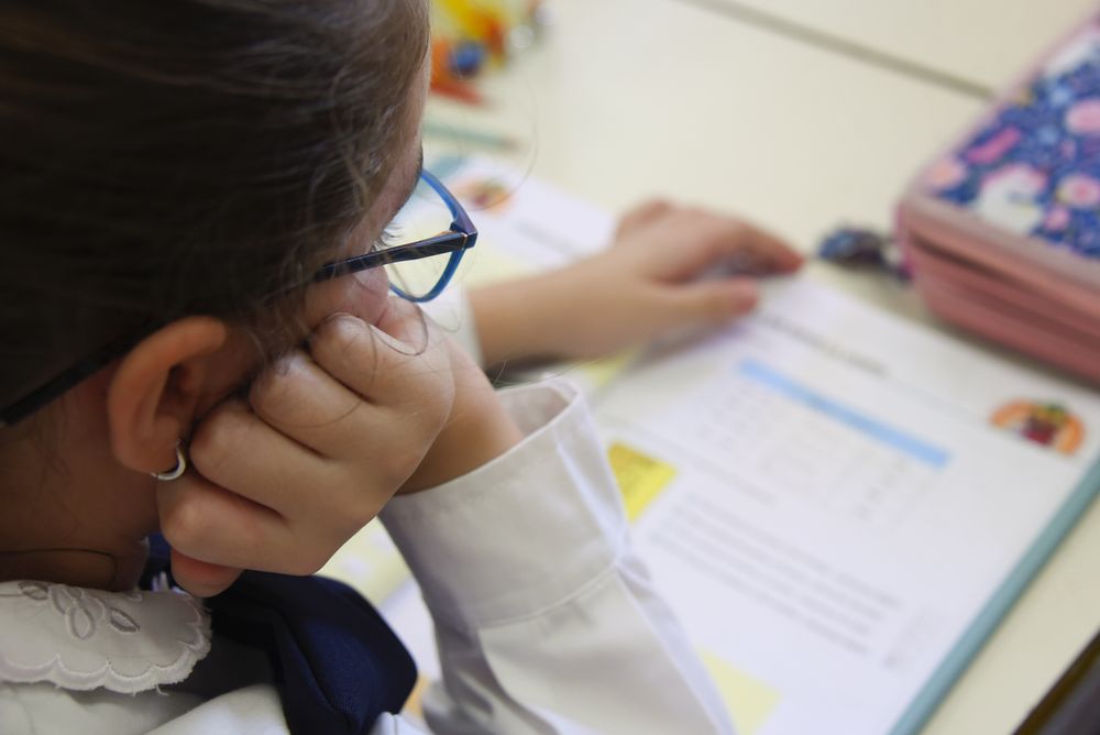 Más de las mitad de los estudiantes acaba segundo sin mejoras en lectura y escritura.