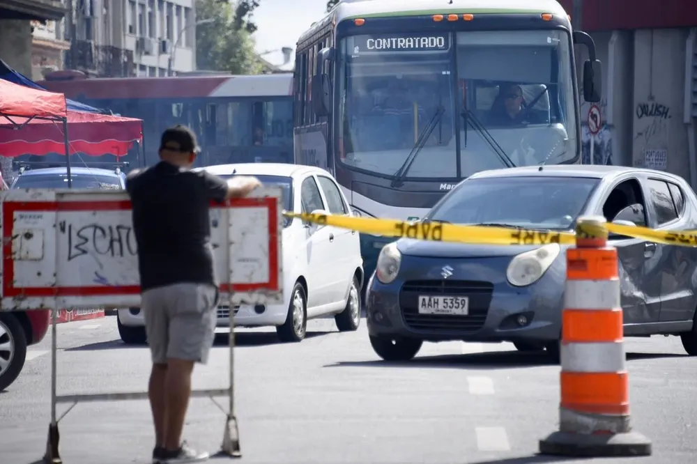 Archivo. Paro y manifestación del PIT-CNT frente al Palacio Legislativo contra el proyecto de reforma de la seguridad social en marzo de 2022