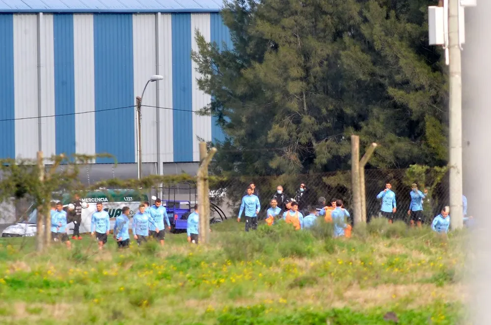 El Canario Martínez en el centro de la escena, colocándose el chaleco de titular