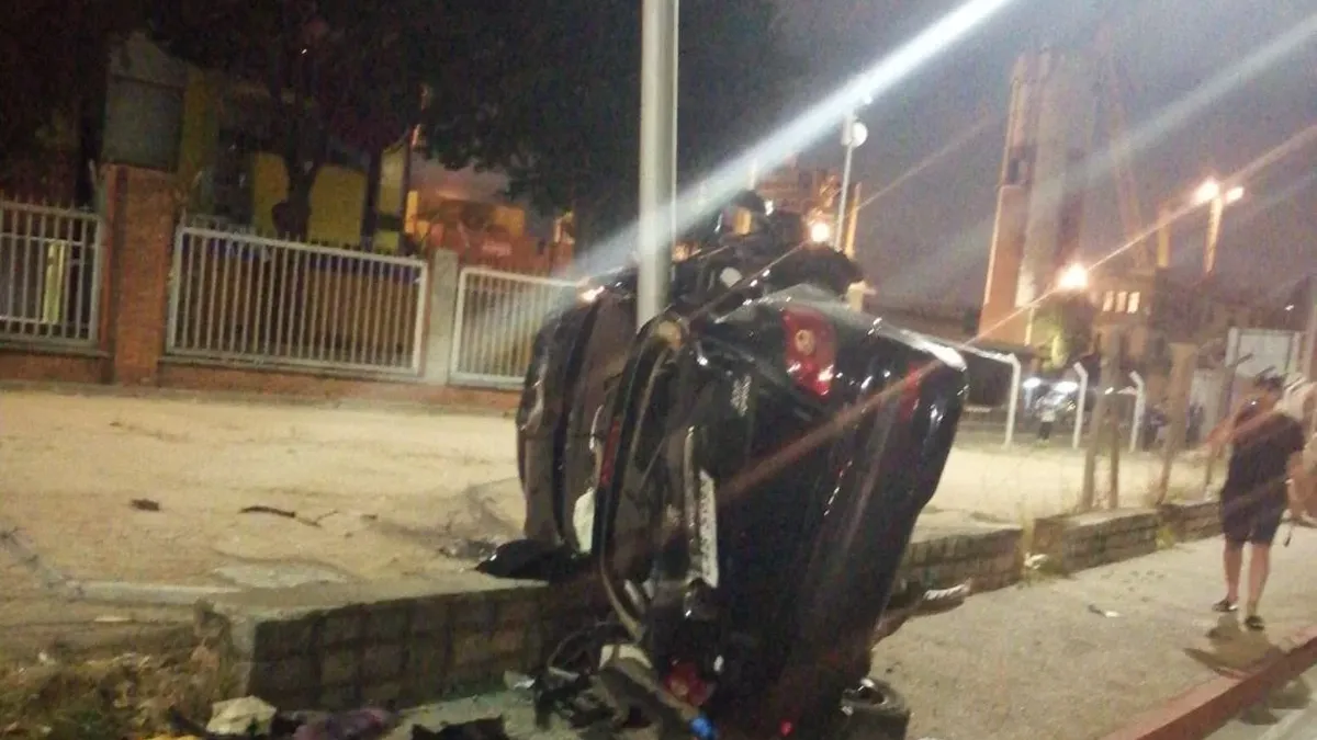 Un joven de 24 años murió tras chocar su auto contra una columna en la ...