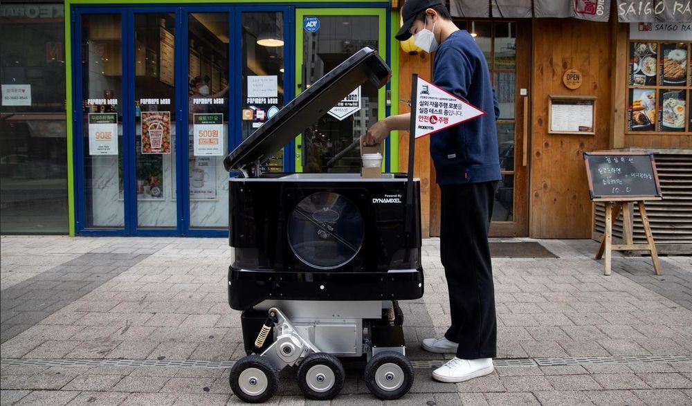 Algunos propietarios optan por robots más caros como este, diseñado para entregar comida.