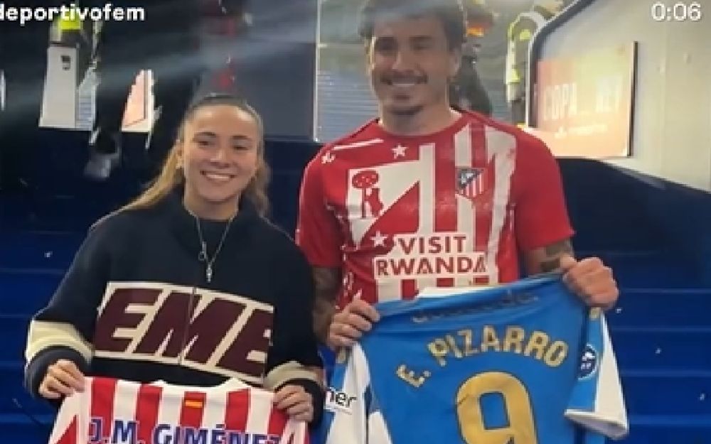 José María Giménez y Esperanza Pizarro intercambiaron camisetas de Atlético de Madrid y de Deportivo La Coruña