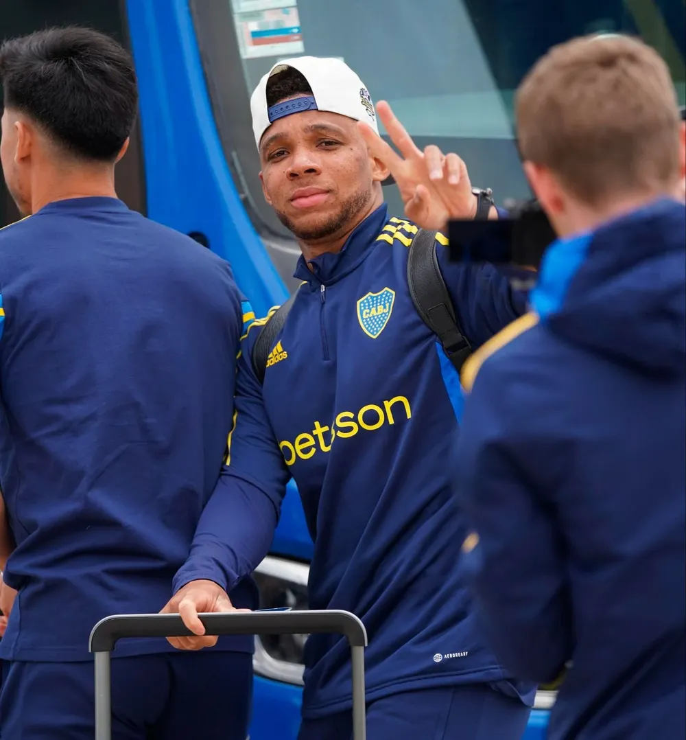 El plantel al abordar el micro