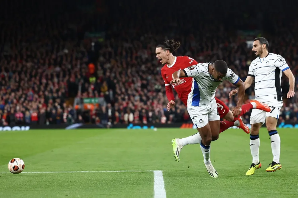 Isak Hien marcando a Darwin Núñez