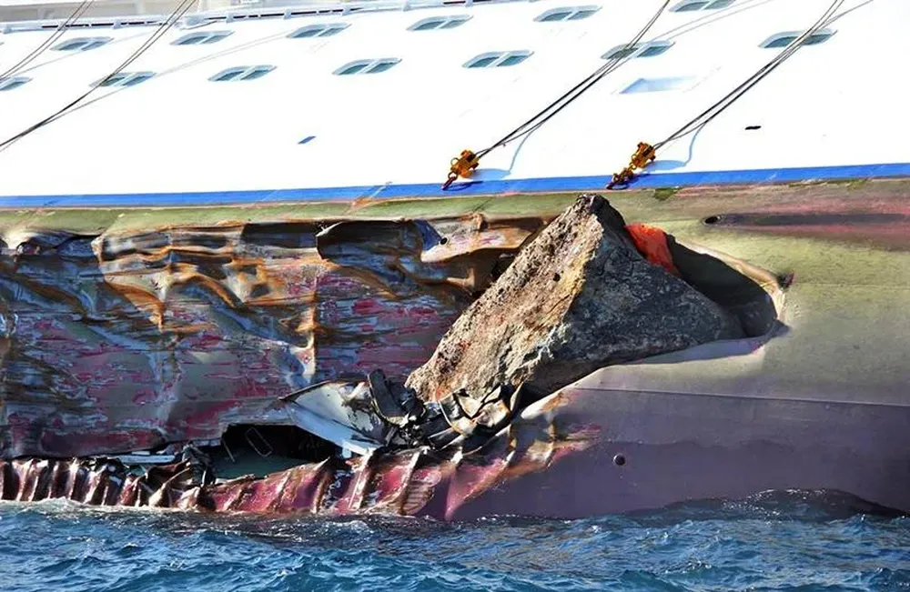 El crucero Costa Concordia se hunde en las costas italianas