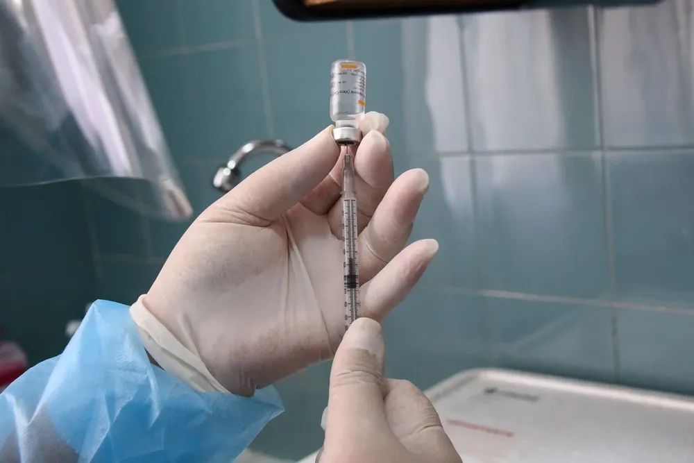 Dosis de Sinovac en el primer día de vacunación en el Hospital Pereira Rossell