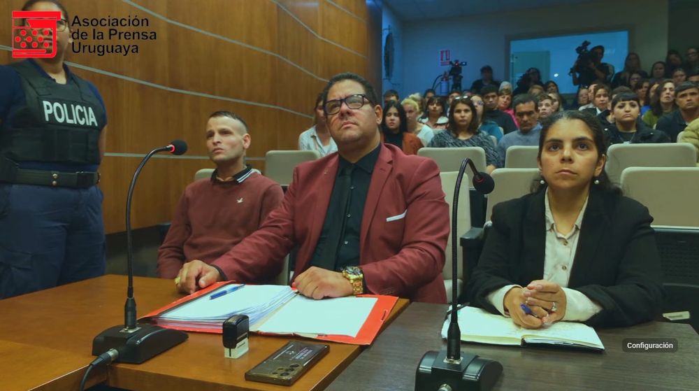 Moisés junto a su abogado, Marcos Prieto