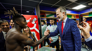 Felipe VI saluda a los jugadores de la selección española en el vestuario