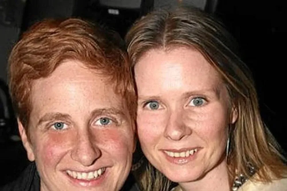Cynthia Nixon (derecha) y su novia Christine Marinoni