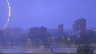 Imágenes impactantes del trueno que despertó a medio Madrid durante la madrugada.
