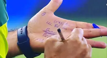 Abel Ferreira anotó muchas cosas en su mano para arreglar en Palmeiras de cara al segundo tiempo ante Atlético Mineiro