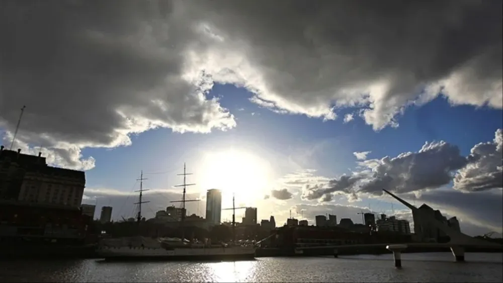 Cielo parcialmente nublado durante toda la jornada