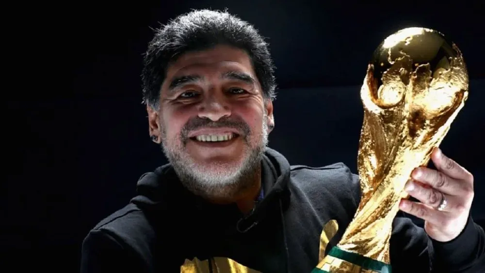 Maradona con la Copa del Mundo