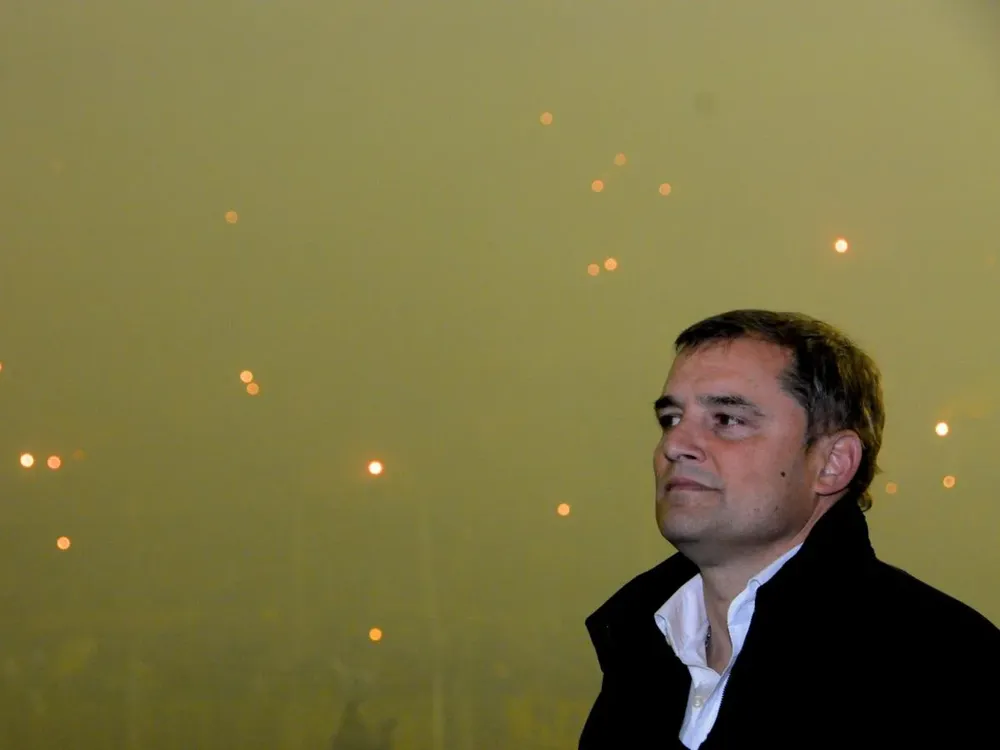 Aguirre y de fondo, la hinchada carbonera