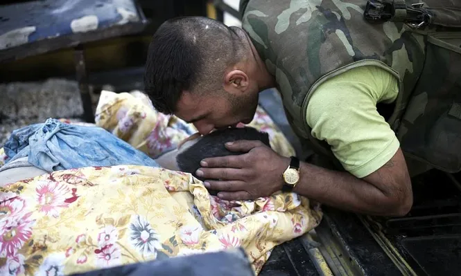 Siria- Soldado besa la cabeza de su compañero muerto