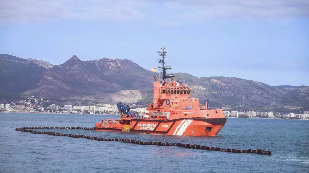 Salvamento marítimo rastrea la zona donde aparecieron los cuerpos.