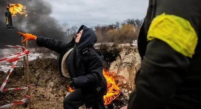 Aunque muchos no tienen experiencia militar, los civiles se han unido al ejército ruso para defender al país de la ofensiva lanzada por Vladimir Putin.