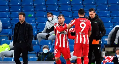 Luis Suárez en el momento del cambio ante Chelsea; ni se miran con el Cholo Simeone